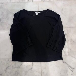 Vineyard vines black t-shirt with ruffle sleeve